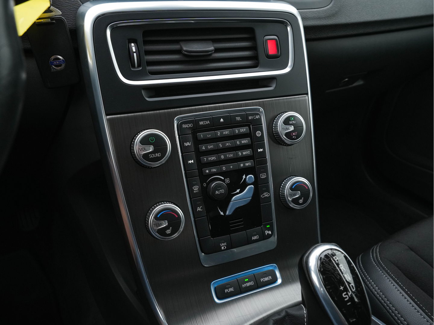 Volvo V60 2.4 D6 AWD Plug-In Hybrid Momentum Aut. *NAVI-FULLMAP | 1/2-LEATHER | ECC | PDC | CRUISE | COMFORT-SEATS | 17"ALU*