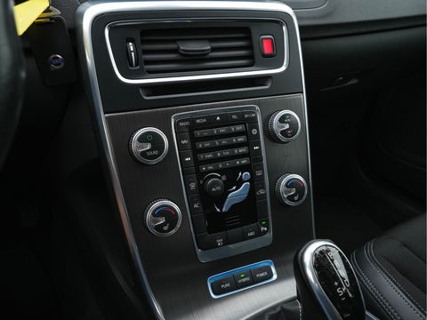Volvo V60 2.4 D6 AWD Plug-In Hybrid Momentum Aut. *NAVI-FULLMAP | 1/2-LEATHER | ECC | PDC | CRUISE | COMFORT-SEATS | 17"ALU*