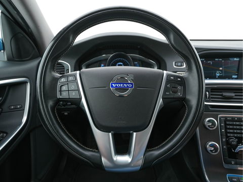 Volvo V60 2.4 D6 AWD Plug-In Hybrid Momentum Aut. *NAVI-FULLMAP | 1/2-LEATHER | ECC | PDC | CRUISE | COMFORT-SEATS | 17"ALU*
