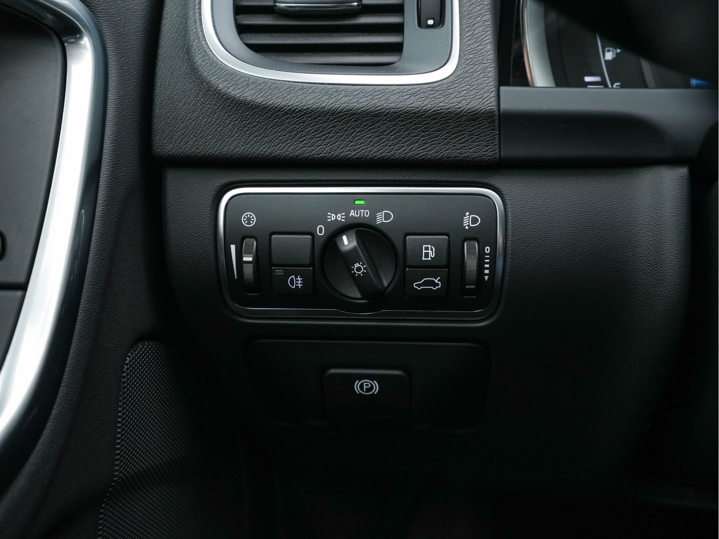 Volvo V60 2.4 D6 AWD Plug-In Hybrid Momentum Aut. *NAVI-FULLMAP | 1/2-LEATHER | ECC | PDC | CRUISE | COMFORT-SEATS | 17"ALU*