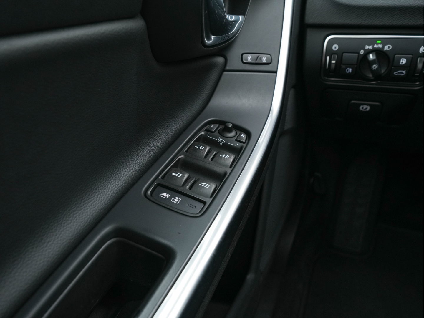 Volvo V60 2.4 D6 AWD Plug-In Hybrid Momentum Aut. *NAVI-FULLMAP | 1/2-LEATHER | ECC | PDC | CRUISE | COMFORT-SEATS | 17"ALU*
