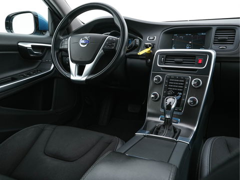 Volvo V60 2.4 D6 AWD Plug-In Hybrid Momentum Aut. *NAVI-FULLMAP | 1/2-LEATHER | ECC | PDC | CRUISE | COMFORT-SEATS | 17"ALU*