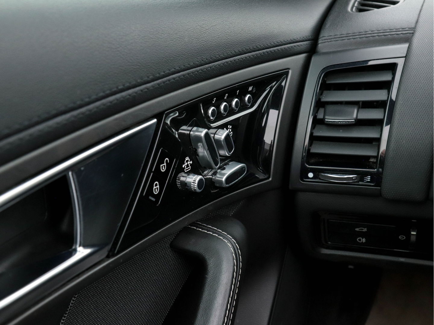 Jaguar F-Type 3.0 V6 Convertible Aut. *NAVI-FULLMAP | DESIGNO-FULL-LEATHER  | BI-XENON | CAMERA | MEMORY | KEYLESS |  DAB | ECC | PDC | CRUISE*