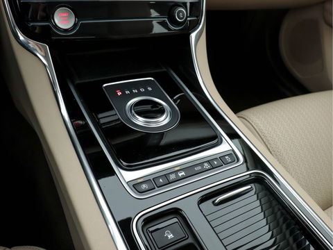 Jaguar XF 2.0D Portfolio Premium-Business-Pack Aut *WINDSOR-FULL-LEATHER | BI-XENON | NAVI-FULLMAP | MERIDIAN-SURROUND | SHIFT-PADDLES |  LANE-ASSIST | CRUISE | CAMERA | COMFORT-SEATS | 17"ALU*