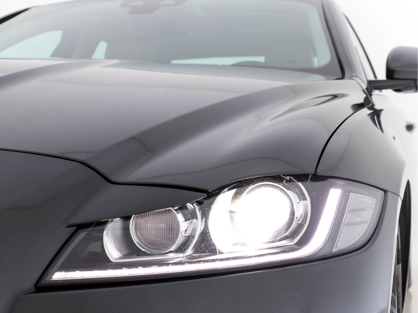 Jaguar XF 2.0D Portfolio Premium-Business-Pack Aut *WINDSOR-FULL-LEATHER | BI-XENON | NAVI-FULLMAP | MERIDIAN-SURROUND | SHIFT-PADDLES |  LANE-ASSIST | CRUISE | CAMERA | COMFORT-SEATS | 17"ALU*