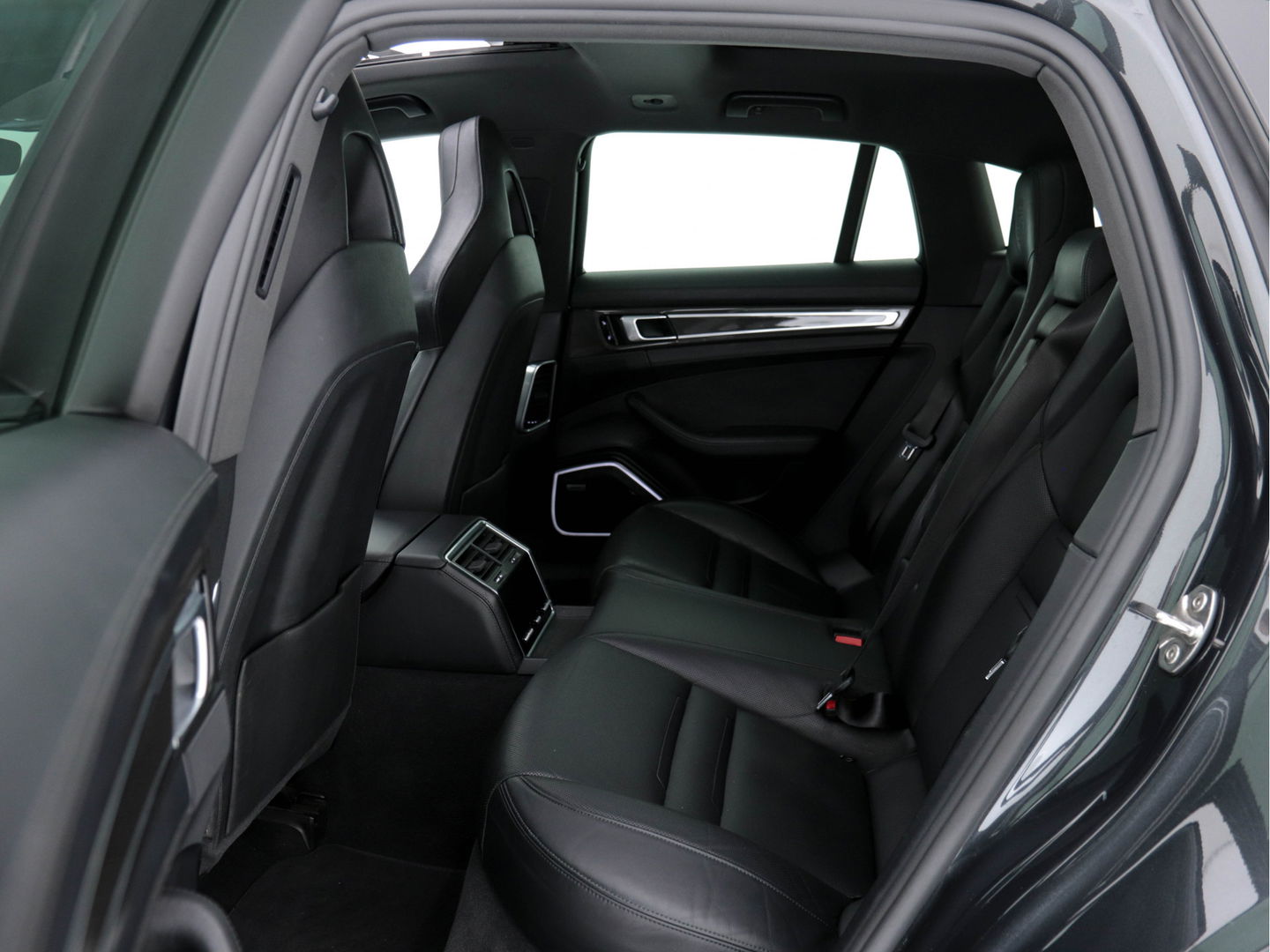Porsche Panamera Sport Turismo Sport-Chrono-Pack 2.9 4 E-Hybrid [NL-AUTO] Aut. *PANO | NAPPA-LEATHER | NAVI-FULLMAP | AIR-SUSPENSION | KEYLESS | BOSE-SURROUND | SOFT-CLOSE | ADAPT-CRUISE | SURROUND-VIEW | DAB | MEMORY-PACK | CARPLAY | SPORT-SEATS | ...