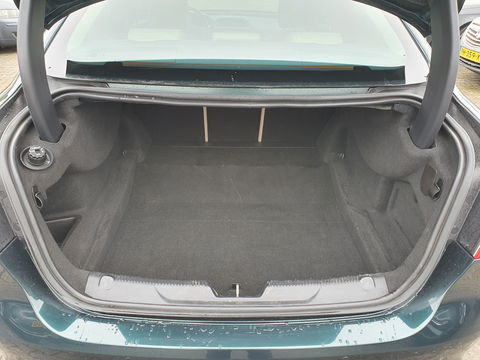 Jaguar XE 2.0 D Prestige Performance-Pack Aut. *NAVI-FULLMAP | CAMERA | ECC | JAGUAR-AUDIO | SHIFT-PADDLES | CRUISE | PDC | LANE-ASSIST | AMBIENT-LIGHT | TOWBAR | COMFORT-SEATS | 17"ALU*