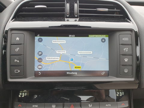Jaguar XE 2.0 D Prestige Performance-Pack Aut. *NAVI-FULLMAP | CAMERA | ECC | JAGUAR-AUDIO | SHIFT-PADDLES | CRUISE | PDC | LANE-ASSIST | AMBIENT-LIGHT | TOWBAR | COMFORT-SEATS | 17"ALU*
