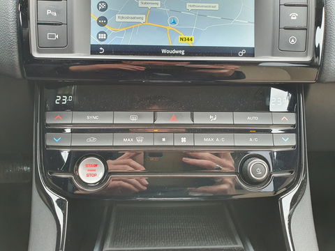 Jaguar XE 2.0 D Prestige Performance-Pack Aut. *NAVI-FULLMAP | CAMERA | ECC | JAGUAR-AUDIO | SHIFT-PADDLES | CRUISE | PDC | LANE-ASSIST | AMBIENT-LIGHT | TOWBAR | COMFORT-SEATS | 17"ALU*