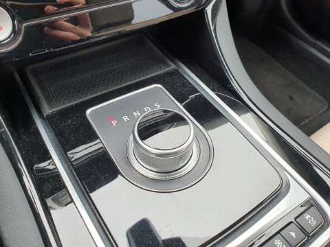 Jaguar XE 2.0 D Prestige Performance-Pack Aut. *NAVI-FULLMAP | CAMERA | ECC | JAGUAR-AUDIO | SHIFT-PADDLES | CRUISE | PDC | LANE-ASSIST | AMBIENT-LIGHT | TOWBAR | COMFORT-SEATS | 17"ALU*