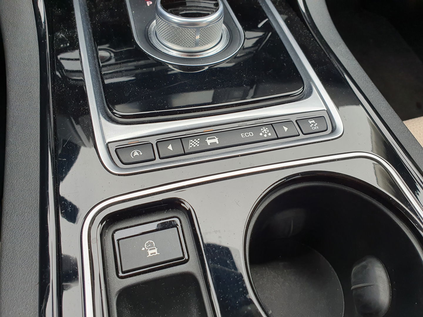 Jaguar XE 2.0 D Prestige Performance-Pack Aut. *NAVI-FULLMAP | CAMERA | ECC | JAGUAR-AUDIO | SHIFT-PADDLES | CRUISE | PDC | LANE-ASSIST | AMBIENT-LIGHT | TOWBAR | COMFORT-SEATS | 17"ALU*