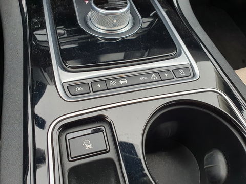 Jaguar XE 2.0 D Prestige Performance-Pack Aut. *NAVI-FULLMAP | CAMERA | ECC | JAGUAR-AUDIO | SHIFT-PADDLES | CRUISE | PDC | LANE-ASSIST | AMBIENT-LIGHT | TOWBAR | COMFORT-SEATS | 17"ALU*
