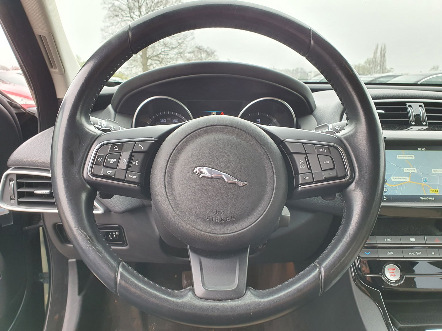 Jaguar XE 2.0 D Prestige Performance-Pack Aut. *NAVI-FULLMAP | CAMERA | ECC | JAGUAR-AUDIO | SHIFT-PADDLES | CRUISE | PDC | LANE-ASSIST | AMBIENT-LIGHT | TOWBAR | COMFORT-SEATS | 17"ALU*