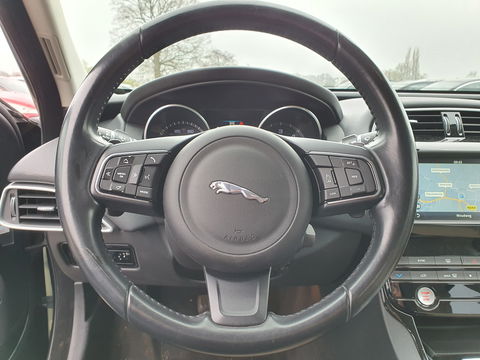 Jaguar XE 2.0 D Prestige Performance-Pack Aut. *NAVI-FULLMAP | CAMERA | ECC | JAGUAR-AUDIO | SHIFT-PADDLES | CRUISE | PDC | LANE-ASSIST | AMBIENT-LIGHT | TOWBAR | COMFORT-SEATS | 17"ALU*