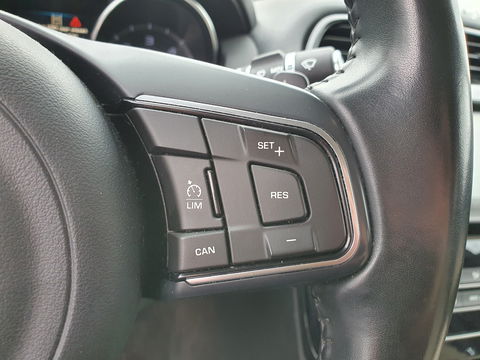 Jaguar XE 2.0 D Prestige Performance-Pack Aut. *NAVI-FULLMAP | CAMERA | ECC | JAGUAR-AUDIO | SHIFT-PADDLES | CRUISE | PDC | LANE-ASSIST | AMBIENT-LIGHT | TOWBAR | COMFORT-SEATS | 17"ALU*