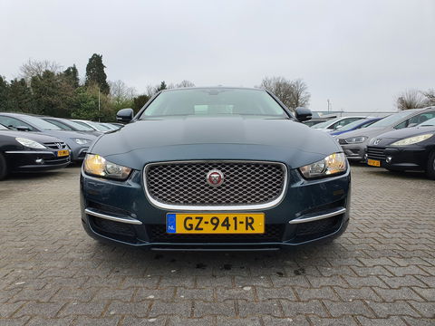 Jaguar XE 2.0 D Prestige Performance-Pack Aut. *NAVI-FULLMAP | CAMERA | ECC | JAGUAR-AUDIO | SHIFT-PADDLES | CRUISE | PDC | LANE-ASSIST | AMBIENT-LIGHT | TOWBAR | COMFORT-SEATS | 17"ALU*