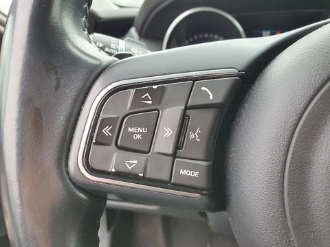 Jaguar XE 2.0 D Prestige Performance-Pack Aut. *NAVI-FULLMAP | CAMERA | ECC | JAGUAR-AUDIO | SHIFT-PADDLES | CRUISE | PDC | LANE-ASSIST | AMBIENT-LIGHT | TOWBAR | COMFORT-SEATS | 17"ALU*