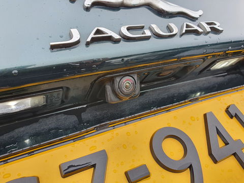 Jaguar XE 2.0 D Prestige Performance-Pack Aut. *NAVI-FULLMAP | CAMERA | ECC | JAGUAR-AUDIO | SHIFT-PADDLES | CRUISE | PDC | LANE-ASSIST | AMBIENT-LIGHT | TOWBAR | COMFORT-SEATS | 17"ALU*