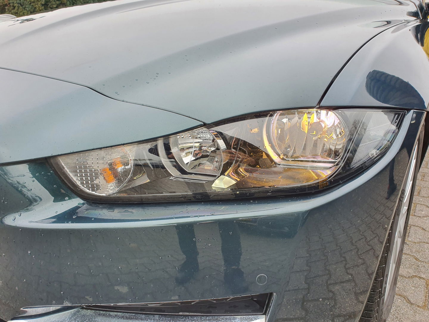 Jaguar XE 2.0 D Prestige Performance-Pack Aut. *NAVI-FULLMAP | CAMERA | ECC | JAGUAR-AUDIO | SHIFT-PADDLES | CRUISE | PDC | LANE-ASSIST | AMBIENT-LIGHT | TOWBAR | COMFORT-SEATS | 17"ALU*