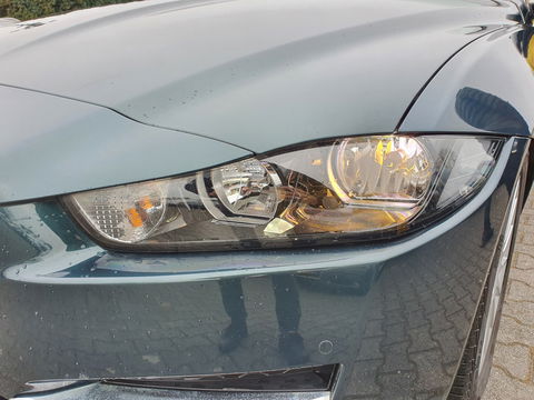 Jaguar XE 2.0 D Prestige Performance-Pack Aut. *NAVI-FULLMAP | CAMERA | ECC | JAGUAR-AUDIO | SHIFT-PADDLES | CRUISE | PDC | LANE-ASSIST | AMBIENT-LIGHT | TOWBAR | COMFORT-SEATS | 17"ALU*