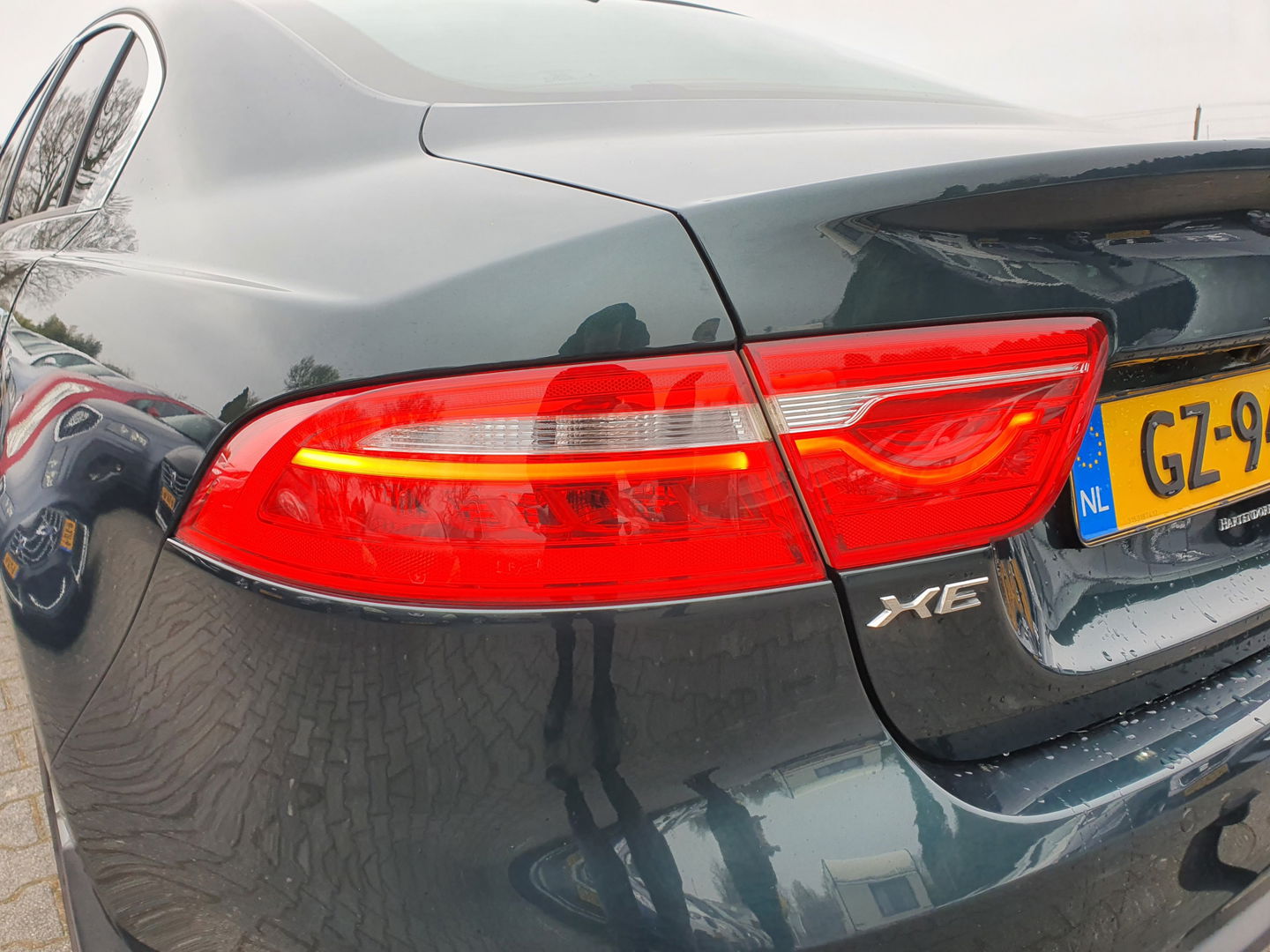 Jaguar XE 2.0 D Prestige Performance-Pack Aut. *NAVI-FULLMAP | CAMERA | ECC | JAGUAR-AUDIO | SHIFT-PADDLES | CRUISE | PDC | LANE-ASSIST | AMBIENT-LIGHT | TOWBAR | COMFORT-SEATS | 17"ALU*
