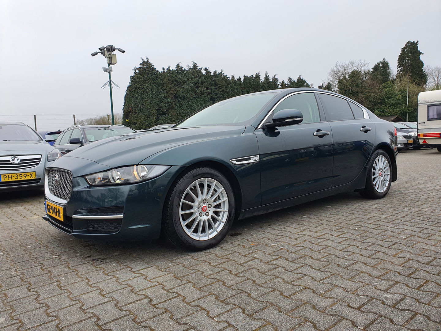 Jaguar XE 2.0 D Prestige Performance-Pack Aut. *NAVI-FULLMAP | CAMERA | ECC | JAGUAR-AUDIO | SHIFT-PADDLES | CRUISE | PDC | LANE-ASSIST | AMBIENT-LIGHT | TOWBAR | COMFORT-SEATS | 17"ALU*
