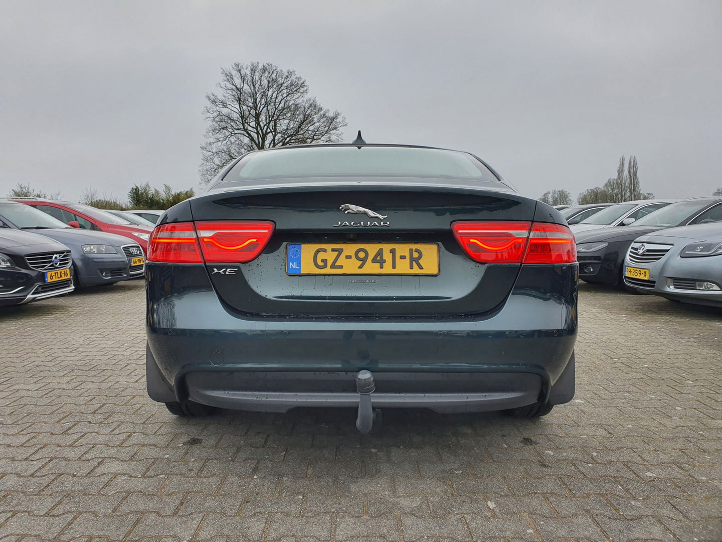 Jaguar XE 2.0 D Prestige Performance-Pack Aut. *NAVI-FULLMAP | CAMERA | ECC | JAGUAR-AUDIO | SHIFT-PADDLES | CRUISE | PDC | LANE-ASSIST | AMBIENT-LIGHT | TOWBAR | COMFORT-SEATS | 17"ALU*