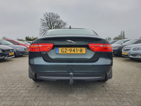 Jaguar XE 2.0 D Prestige Performance-Pack Aut. *NAVI-FULLMAP | CAMERA | ECC | JAGUAR-AUDIO | SHIFT-PADDLES | CRUISE | PDC | LANE-ASSIST | AMBIENT-LIGHT | TOWBAR | COMFORT-SEATS | 17"ALU*