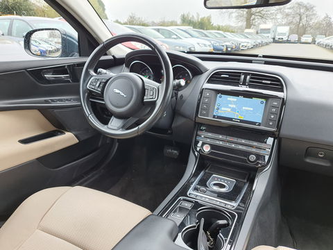 Jaguar XE 2.0 D Prestige Performance-Pack Aut. *NAVI-FULLMAP | CAMERA | ECC | JAGUAR-AUDIO | SHIFT-PADDLES | CRUISE | PDC | LANE-ASSIST | AMBIENT-LIGHT | TOWBAR | COMFORT-SEATS | 17"ALU*