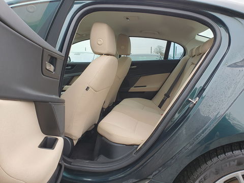 Jaguar XE 2.0 D Prestige Performance-Pack Aut. *NAVI-FULLMAP | CAMERA | ECC | JAGUAR-AUDIO | SHIFT-PADDLES | CRUISE | PDC | LANE-ASSIST | AMBIENT-LIGHT | TOWBAR | COMFORT-SEATS | 17"ALU*
