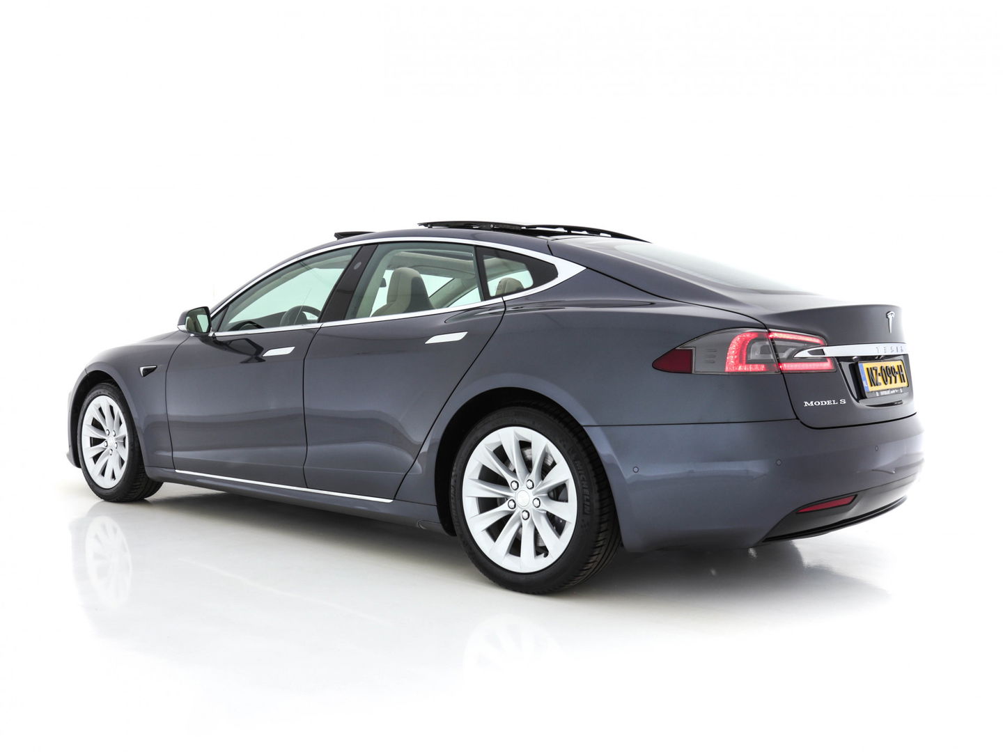 Tesla Model S 235 kw Base Premium-Pack Sound-Studio-Pack [ 3-Fase ] (INCL-BTW) *PANO | NAPPA-FULL-LEATHER |  FULL-LED | NAVI-FULLMAP | SURROUND-VIEW | KEYLESS |  AUTO-PILOT | LANE-ASSIST | DAB | DIGI-COCKPIT | SPORT-SEATS | 19"ALU*