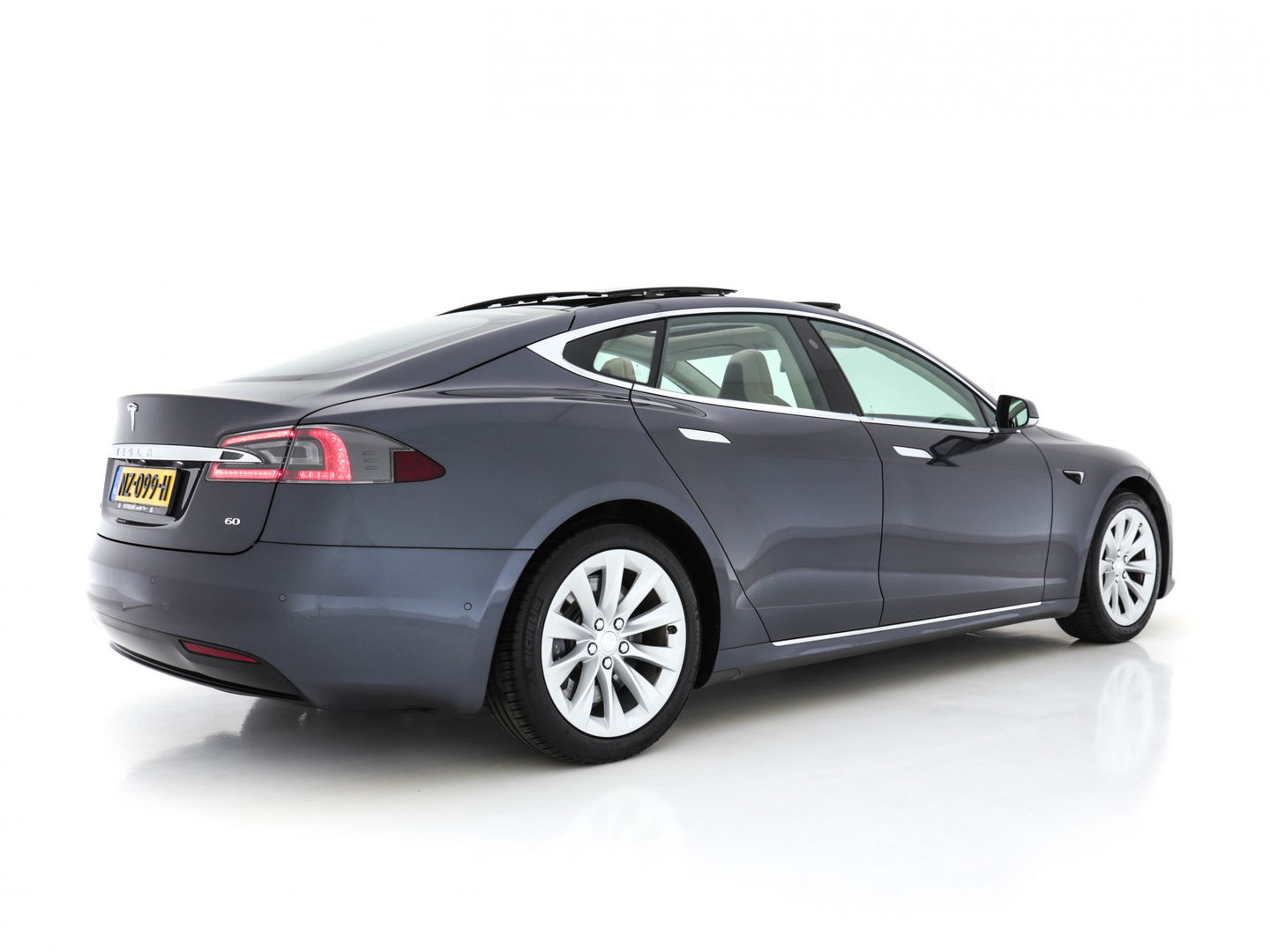 Tesla Model S 235 kw Base Premium-Pack Sound-Studio-Pack [ 3-Fase ] (INCL-BTW) *PANO | NAPPA-FULL-LEATHER |  FULL-LED | NAVI-FULLMAP | SURROUND-VIEW | KEYLESS |  AUTO-PILOT | LANE-ASSIST | DAB | DIGI-COCKPIT | SPORT-SEATS | 19"ALU*