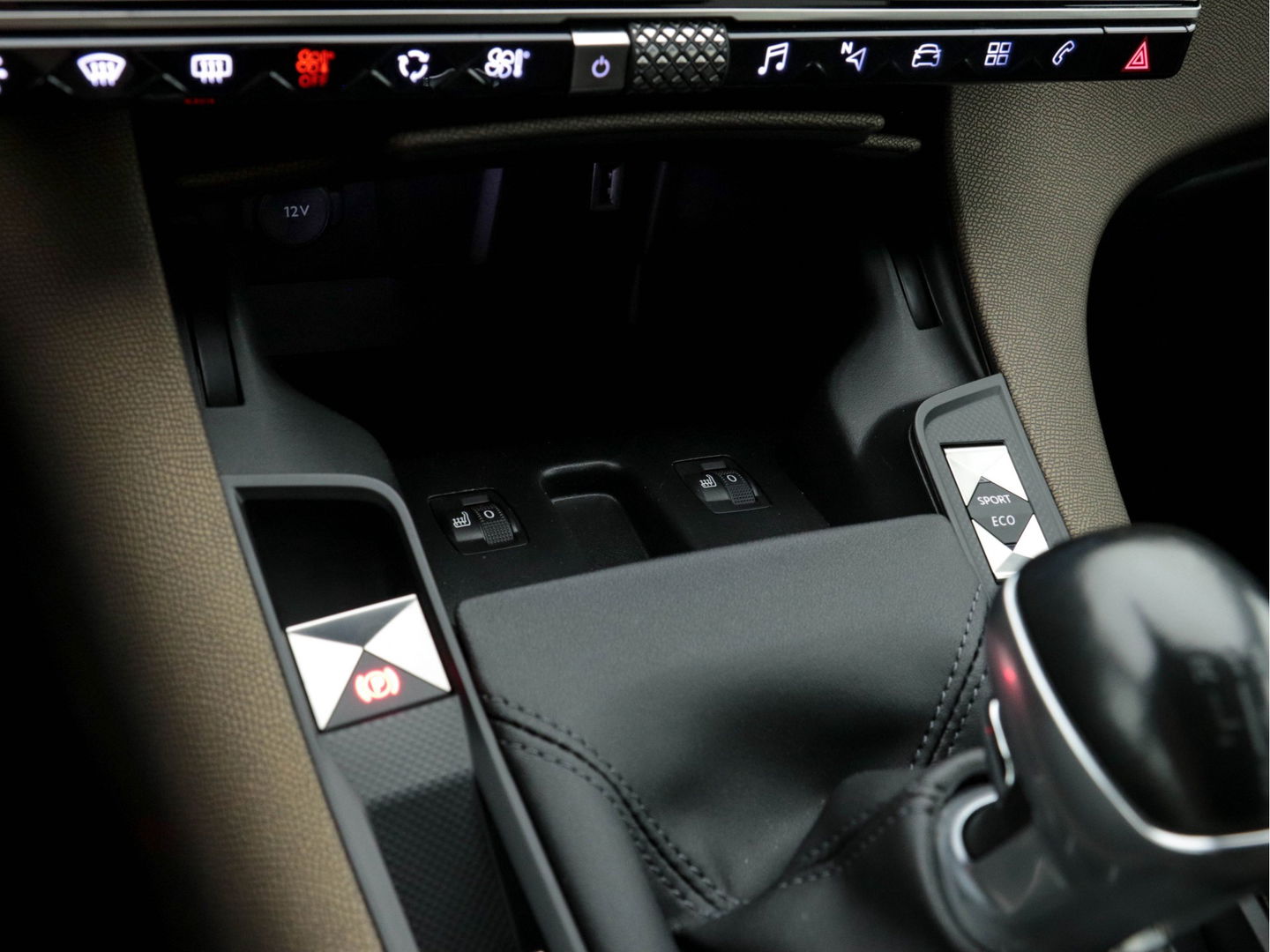DS 7 Crossback 1.5 BlueHDI So Chic *DIGI-COCKPIT | NAVI-FULLMAP | FULL-LED | MICROFIBRE | CAMERA | KEYLESS | CARPLAY | ADAPT.CRUISE | DAB | HEATED-SEATS | TOWBAR | PDC | SPORT-SEATS | 18"ALU*