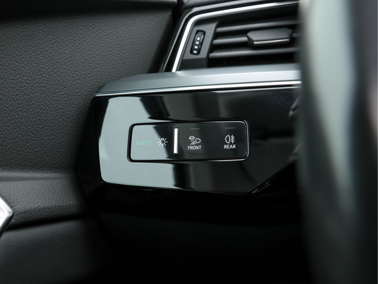Audi e-tron E-tron 50 Quattro Launch Edition-Plus [ 3-Fase ] Aut. *PANO | LUXURY-LEATHER | FULL-LED | DIGI-COCKPIT | NAVI-FULLMAP | KEYLESS | BLINDSPOT | MEMORY-PACK | ADAPTIVE-CRUISE | SHIFT-PADDLES | TOWBAR | HEATED-COMFORT-SEATS | 20"ALU*
