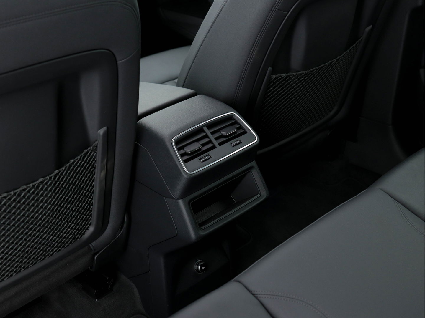 Audi e-tron E-tron 50 Quattro Launch Edition-Plus [ 3-Fase ] Aut. *PANO | LUXURY-LEATHER | FULL-LED | DIGI-COCKPIT | NAVI-FULLMAP | KEYLESS | BLINDSPOT | MEMORY-PACK | ADAPTIVE-CRUISE | SHIFT-PADDLES | TOWBAR | HEATED-COMFORT-SEATS | 20"ALU*