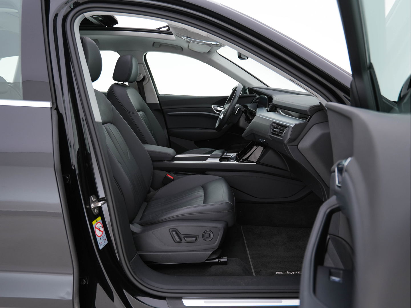 Audi e-tron 50 Quattro Launch Edition plus 71 kWh [ 3-Fase ] (INCL-BTW) *PANO | MILANO-FULL-LEATHER | ADAPT.CRUISE | FULL-LED | DIGI-COCKPIT | KEYLESS | MEMORY-PACK | CAMERA | NAVI-FULLMAP | SHIFT-PADDLES | COMFORT-SEATS | 20''ALU*
