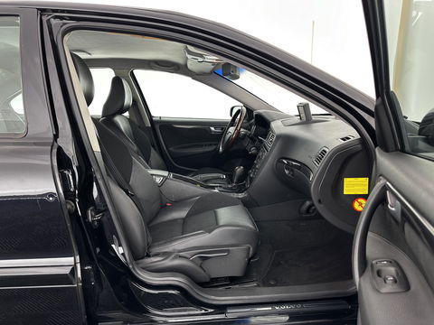 Volvo S60 2.4 D5 Momentum Aut.*NAVI-FULLMAP | 1/2-LEATHER | ECC | CRUISE | PDC | TOWBAR | COMFORT-SEATS | 17"ALU*