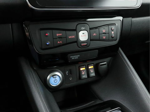 Nissan Leaf Tekna 40 kWh (INCL-BTW) AUT. * FULL-LEATHER | BOSE-AUDIO | FULL-LED | KEYLESS | SURROUND-VIEW | DAB | BLIND-SPOT | NAVI-FULLMAP | ADAPTIVE-CRUISE | DIGI-COCKPIT | COMFORT-SEATS | 17"ALU*