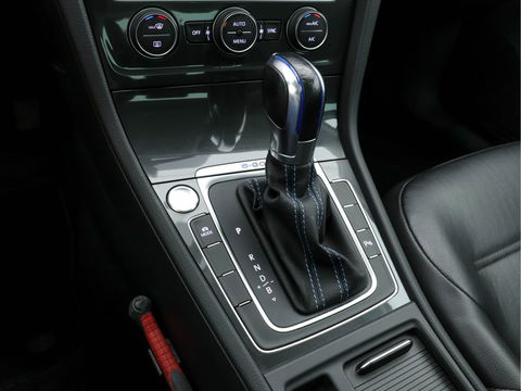 Volkswagen e-Golf (INCL-BTW) *HEATPUMP | FULL-LEATHER | FULL-LED | ADAPTIVE-CRUISE | VIRTUAL-COCKPIT |  KEYLESS | CAMERA | ECC | PDC | APP-CONNECT | COMFORT-SEATS | 17"ALU*