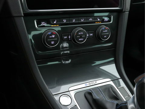 Volkswagen e-Golf (INCL-BTW) *HEATPUMP | FULL-LEATHER | FULL-LED | ADAPTIVE-CRUISE | VIRTUAL-COCKPIT |  KEYLESS | CAMERA | ECC | PDC | APP-CONNECT | COMFORT-SEATS | 17"ALU*