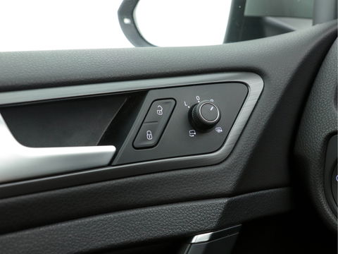 Volkswagen e-Golf (INCL-BTW) *HEATPUMP | FULL-LEATHER | FULL-LED | ADAPTIVE-CRUISE | VIRTUAL-COCKPIT |  KEYLESS | CAMERA | ECC | PDC | APP-CONNECT | COMFORT-SEATS | 17"ALU*