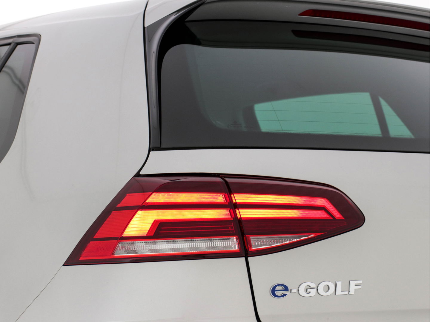 Volkswagen e-Golf (INCL-BTW) *HEATPUMP | FULL-LEATHER | FULL-LED | ADAPTIVE-CRUISE | VIRTUAL-COCKPIT |  KEYLESS | CAMERA | ECC | PDC | APP-CONNECT | COMFORT-SEATS | 17"ALU*