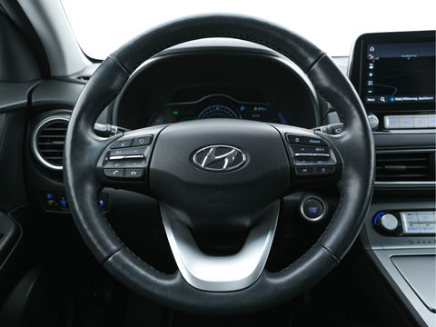 Hyundai KONA EV Comfort 39 kWh (INCL-BTW) *HEAT-PUMP | NAVI-FULLMAP  | KEYLESS | KRELL-AUDIO | CAMERA | DAB | ECC | PDC | ADAPTIVE-CRUISE | LANE-ASSIST | COMFORT-SEATS | 17"ALU*