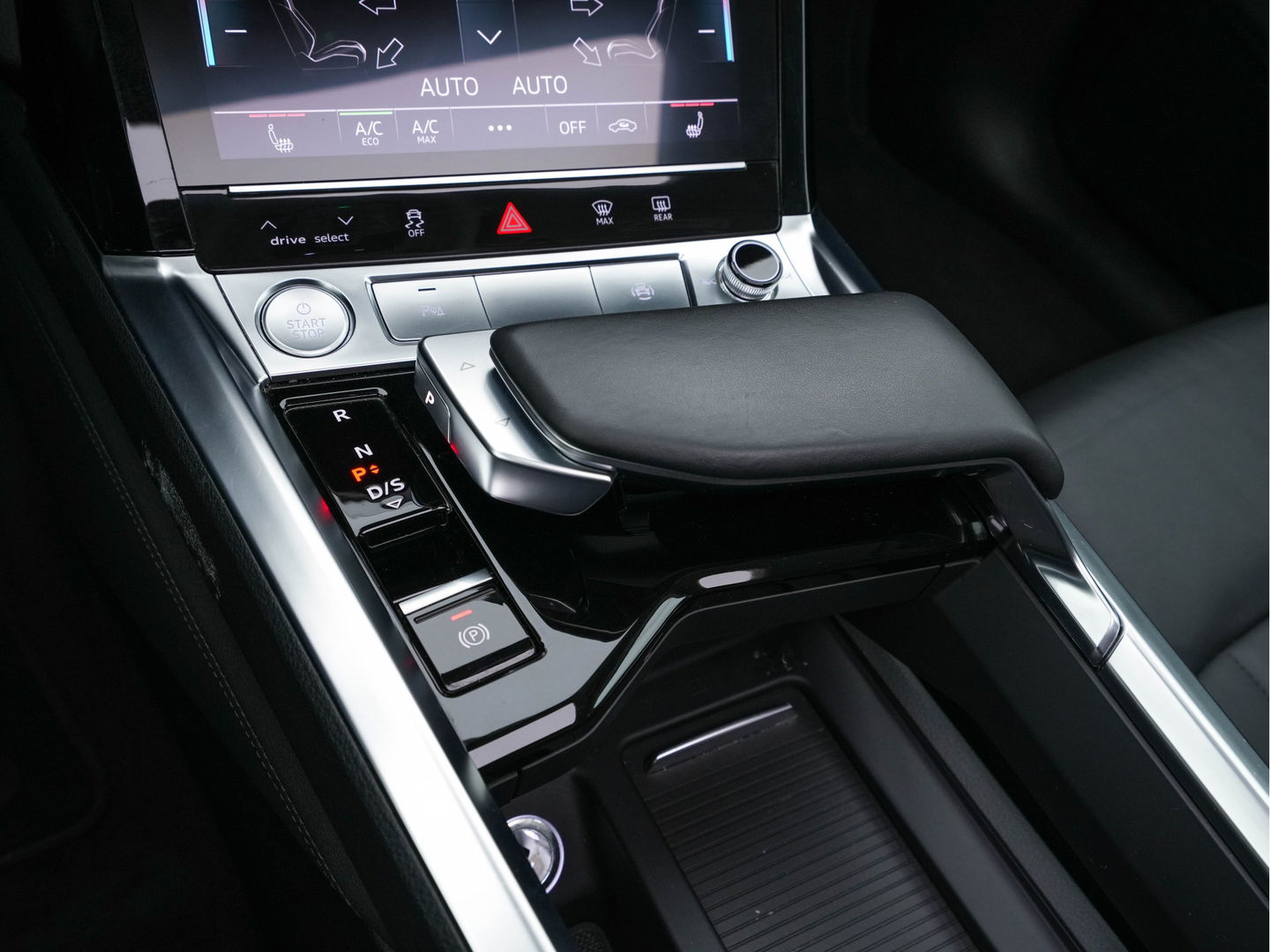 Audi e-tron 50 Quattro Launch-Edition-Plus [ 3-Fase ] (INCL-BTW) *PANO | DIGI-COCKPIT | MILANO-LUXURY-LEATHER | FULL-LED | MEMORY-PACK |  KEYLESS | NAVI-FULLMAP | TOWBAR | SHIFT-PADDLES | COMFORT-SEATS | 20"ALU*