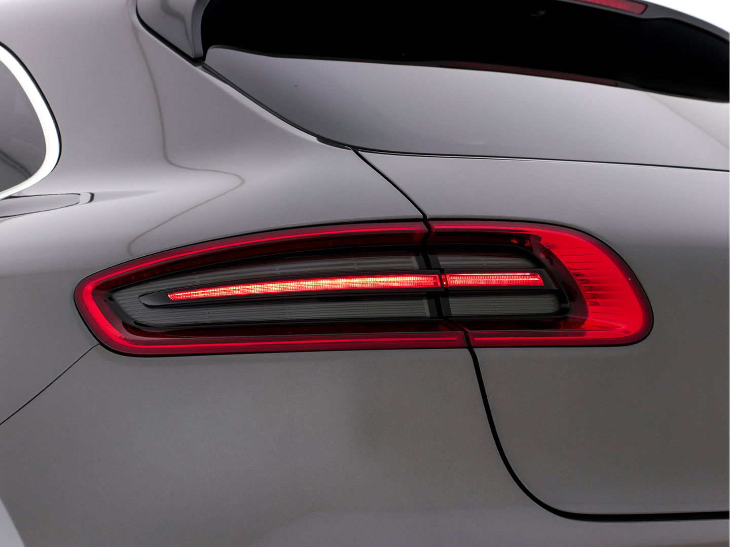 Porsche Macan 3.6 Turbo Aut. *PANO | XENON | FULL-LEATHER  | BOSE-SOUND | NL-AUTO | NAVI-PROF | XENON | COMFORT-SEATS | CAMERA | ECC | PDC | ALCANTARA | MODEL-2015*