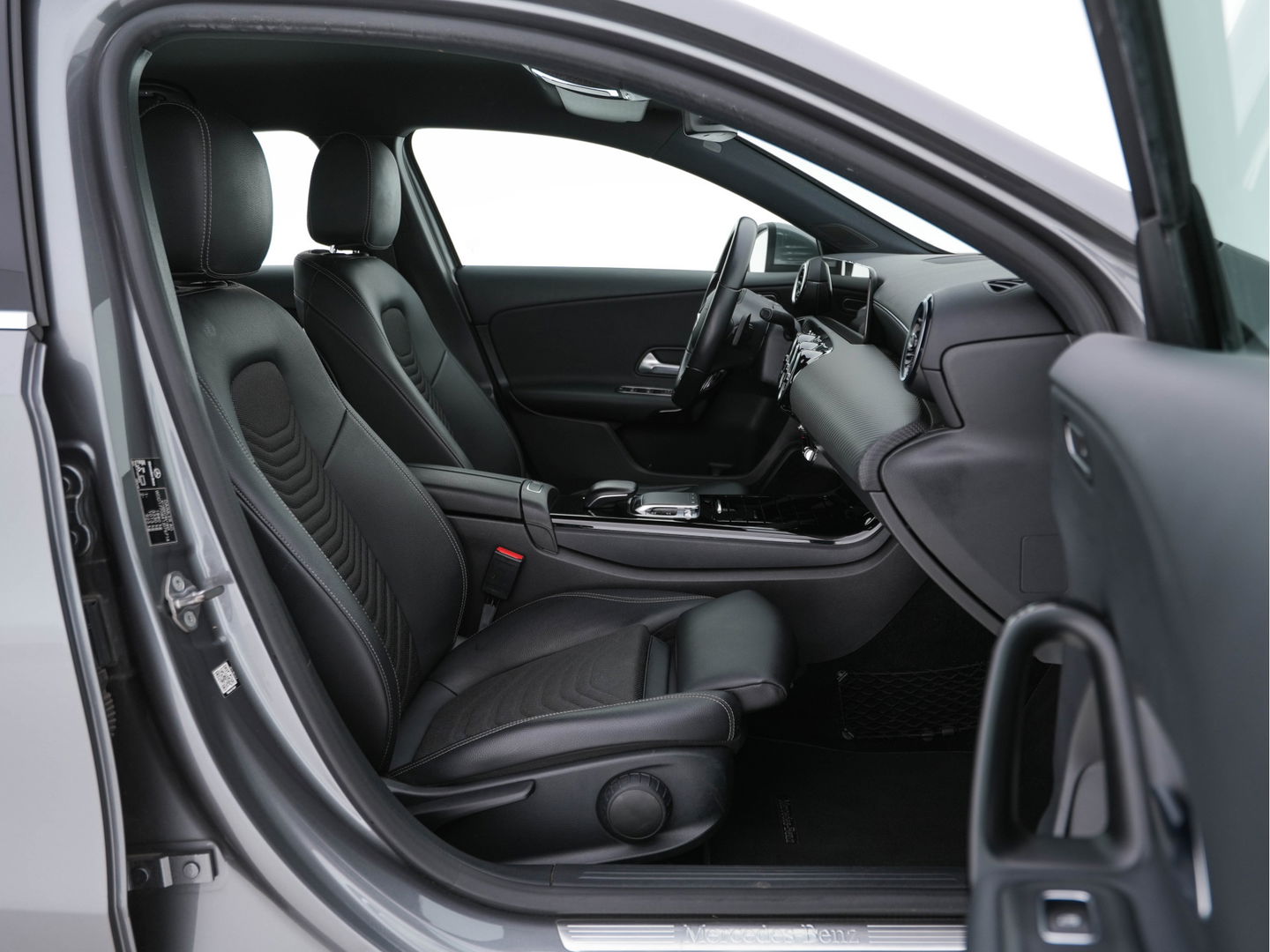 Mercedes-Benz A-Klasse 180 Advantage Style-Pack Aut. *WIDESCREEN-DIGI-COCKPIT | DAB | LEATHER-MICROFIBRE | CAMERA | NAVI-FULLMAP | ECC | PDC | CRUISE | APP-CONNECT | SPORT-SEATS | 16"ALU*
