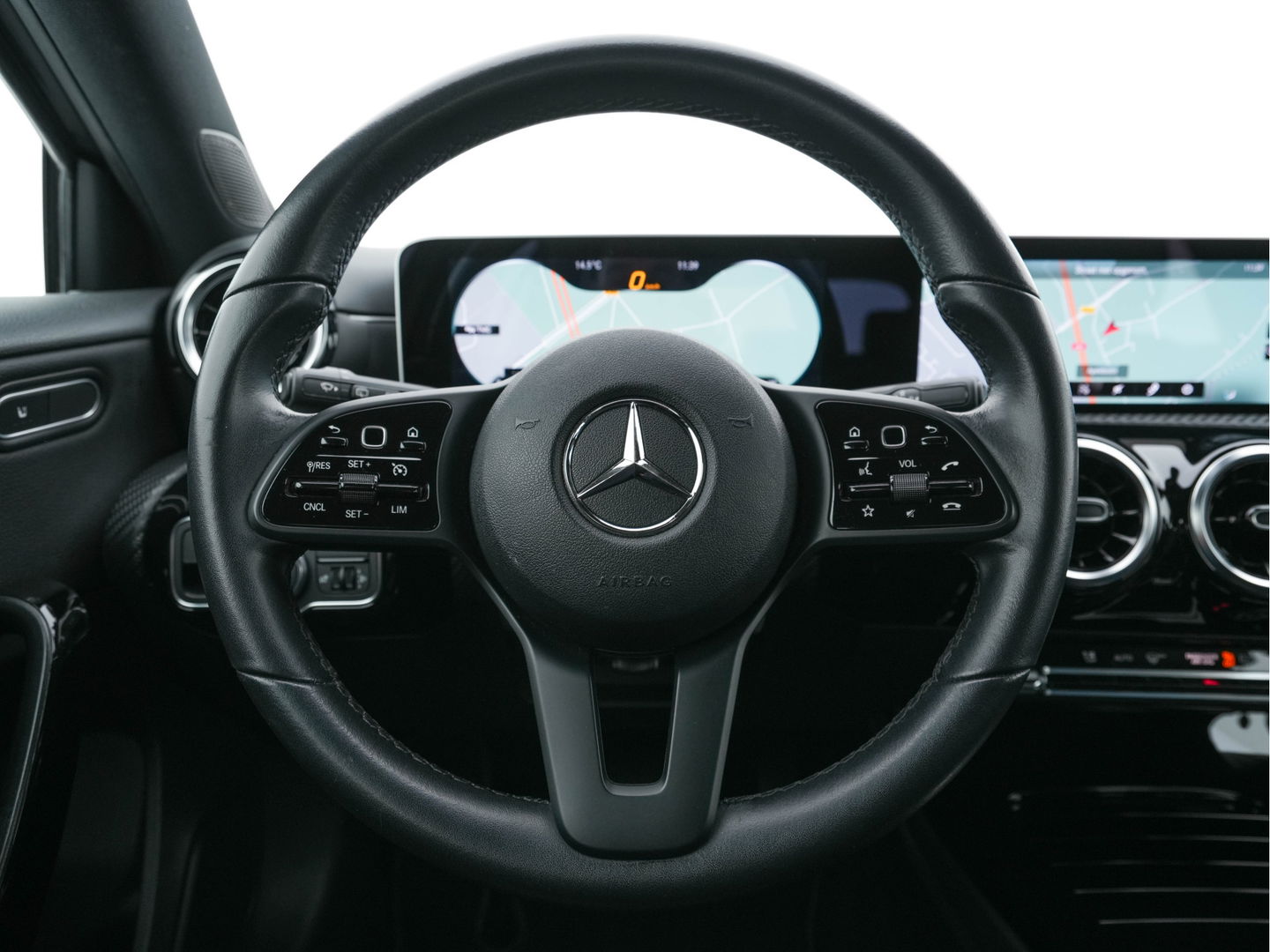 Mercedes-Benz A-Klasse 180 Advantage Style-Pack Aut. *WIDESCREEN-DIGI-COCKPIT | DAB | LEATHER-MICROFIBRE | CAMERA | NAVI-FULLMAP | ECC | PDC | CRUISE | APP-CONNECT | SPORT-SEATS | 16"ALU*