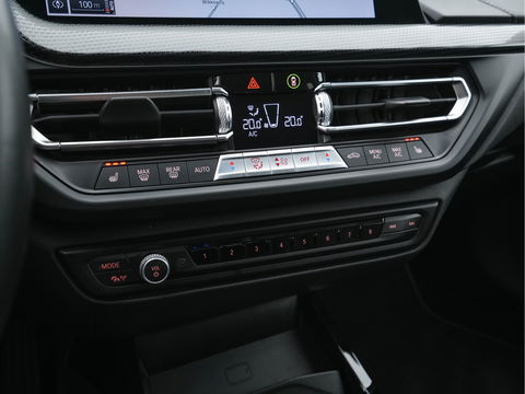 BMW 1-serie 118i High Executive Edition Sport-Line *DAKOTA-FULL-LEATHER | DIGI-COCKPIT | HARMAN-KARDON-AUDIO | FULL-LED | KEYLESS | NAVI-FULLMAP | DAB | CAMERA | ECC | APP.CONNECT | PDC | AMBIENT-LIGHT | CRUISE | SPORT-SEATS | 17"ALU*