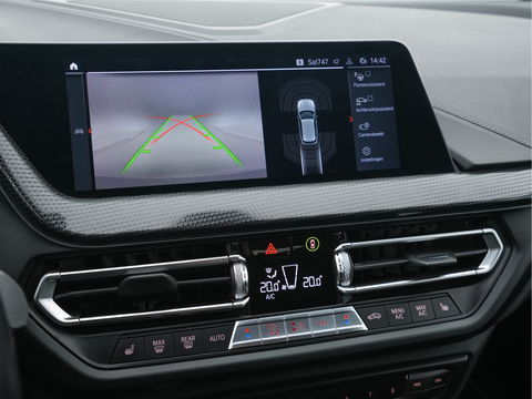 BMW 1-serie 118i High Executive Edition Sport-Line *DAKOTA-FULL-LEATHER | DIGI-COCKPIT | HARMAN-KARDON-AUDIO | FULL-LED | KEYLESS | NAVI-FULLMAP | DAB | CAMERA | ECC | APP.CONNECT | PDC | AMBIENT-LIGHT | CRUISE | SPORT-SEATS | 17"ALU*