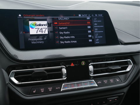 BMW 1-serie 118i High Executive Edition Sport-Line *DAKOTA-FULL-LEATHER | DIGI-COCKPIT | HARMAN-KARDON-AUDIO | FULL-LED | KEYLESS | NAVI-FULLMAP | DAB | CAMERA | ECC | APP.CONNECT | PDC | AMBIENT-LIGHT | CRUISE | SPORT-SEATS | 17"ALU*